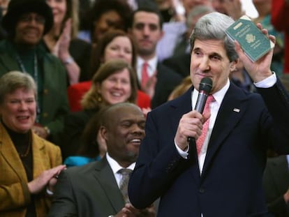 John Kerry, blandiendo su primer pasaporte diplomático.