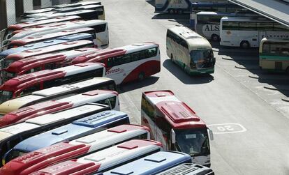 Autobuses de diversas empresas en la Estaci&oacute;n Sur de Madrid. 