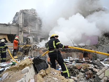 Bomberos trabajan entre los escombros de un colegio destruido por un ataque ruso en la localidad de Zhytomyr.