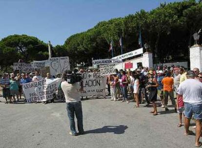 Vecinos de Zahora, durante una protesta para exigir servicios municipales y la regularización de casas en 2006.