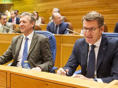 El vicepresidente Alfonso Rueda y el presidente Feij&oacute;o, este mi&eacute;rcoles en el Parlamento gallego.