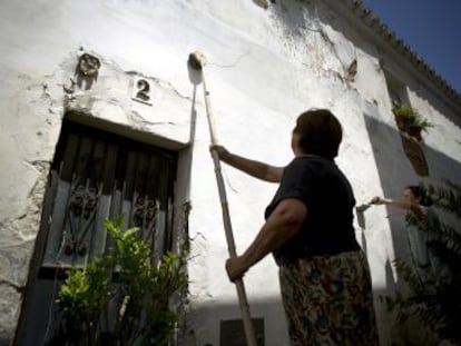 Un pueblo gaditano reparte 2.000 kilos de cal a sus vecinos para mantener vivo el rito de blanquear con materiales, técnicas y pautas sociales de antaño