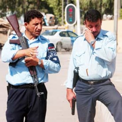Un policía iraquí seca sus lágrimas cerca del lugar donde se produjo la explosión.