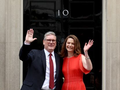 El nuevo primer ministro de Reino Unido, Keir Starmer, saluda junto a su mujer, Victoria, en el número 10 de Downing Street, este viernes.