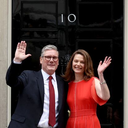 El nuevo primer ministro de Reino Unido, Keir Starmer, saluda junto a su mujer, Victoria, en el número 10 de Downing Street, este viernes.