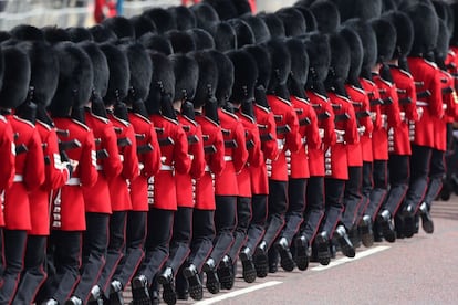 Los soldados de la Guardia Real desfilan durante la ceremonia en honor de Isabel II