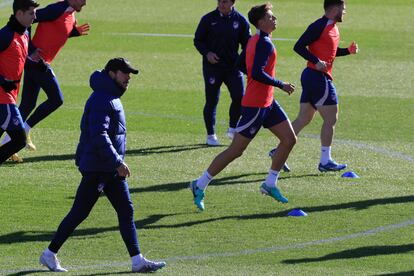 Diego Pablo Simeone (i) durante el entrenamiento de este sábado en la Ciudad Deportiva del Atlético de Madrid en Majadahonda.