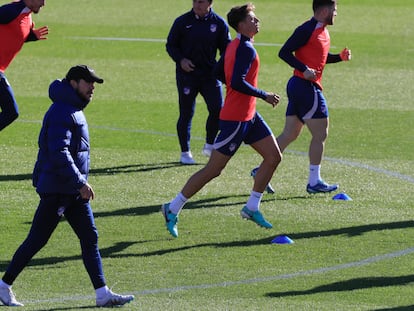 Diego Pablo Simeone (i) durante el entrenamiento de este sábado en la Ciudad Deportiva del Atlético de Madrid en Majadahonda.