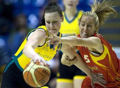 Marta Fernández, a la derecha, con la selección española.