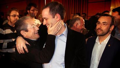 Jorge Alarte, con Ángel Luna y José Benlloch, en el acto celebrado anoche en el salón de actos del Jardín Botánico de Valencia.