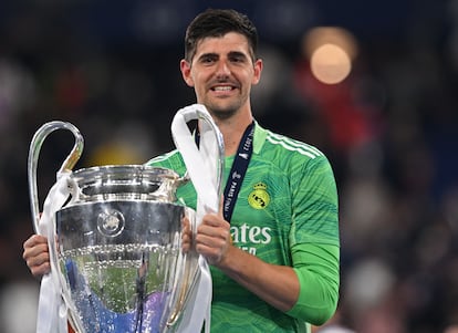 Thibaut Courtois sostiene el trofeo de la Champions tras su enorme actuación ante el Liverpool en París.