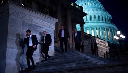 Parlamentarios salen de votar la reapertura de la Administración, en Washington DC.