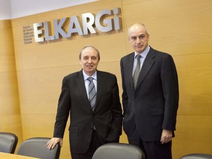 Oyarzabal (derecha) y Alberdi, en la reunión del Consejo de Administración de Elkargi.