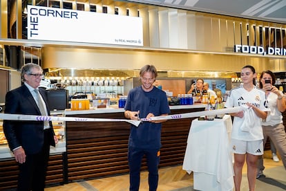 La plantilla del Real Madrid y su capitán Luka Modric, inauguraron este domingo el primer local del Real Madrid con zona de restauración y productos de 'merchandising' en la Terminal 4 del aeropuerto Adolfo Suárez-Madrid Barajas.