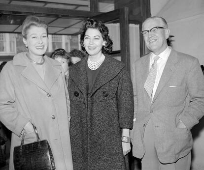 Ava Gardner posa con el doctor Sir Archibald Mcindoe y su esposa, Lady McIndoe, durante uno de sus viajes desde España (donde residía entonces) a visitar a los excombatientes que el doctor trataba.