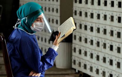 Una sanitaria iraní lee el Corán el día de Arafat, en la mezquita del campus de la Universidad de Teherán.