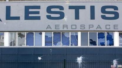 Fachada de la planta de Alestis con varios cristales rotos tras una de las protestas de los trabajadores, en 2011.  