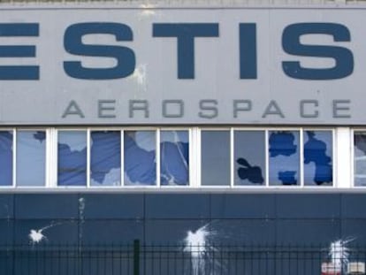 Fachada de la planta de Alestis con varios cristales rotos tras una de las protestas de los trabajadores, en 2011.  