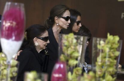 Isabel Preysler y Ana Boyer, esposa e hija, respectivamente, del exministro Miguel Boyer, a su llegada al Tanatorio San Isidro de Madrid