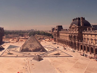 Os 30 anos da pirâmide do Louvre