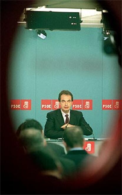 El líder socialista, durante una rueda de prensa.