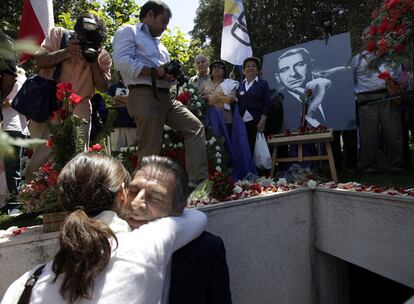 El candidato Eduardo Frei Ruiz-Tagle se abraza el martes a una simpatizante en el panteón de su padre, el ex presidente Eduardo Frei Montalva.