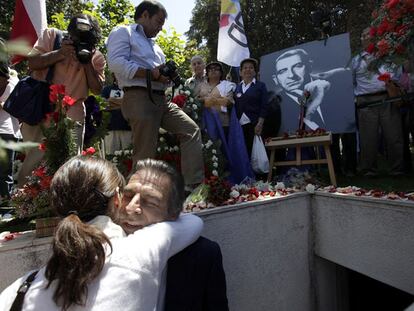 El candidato Eduardo Frei Ruiz-Tagle se abraza el martes a una simpatizante en el panteón de su padre, el ex presidente Eduardo Frei Montalva.
