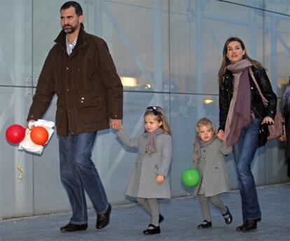 Los príncipes de Asturias con sus hijas las infantas Leonor y Sofia, a la salida de un espectáculo infantil en diciembre.