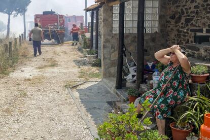 Una mujer reacciona tras el avance de las llamas en la localidad portuguesa de la Sarnada.