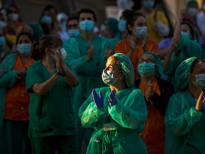 Sanitarios del Hospital Gregorio Marañón aplauden, en una fotografía de archivo.