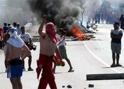 Trabajadores de los astilleros de Puerto Real han cortado con barricadas la entrada del puente gaditano de Carranza.