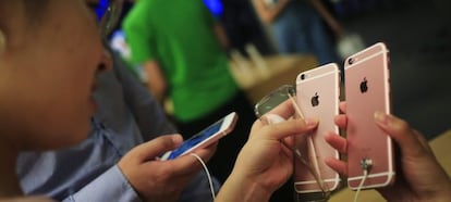 Una cliente observa un iPhone 6 en una tienda Apple en Pek&iacute;n, China hoy, 17 de junio de 2016. Las autoridades chinas han ordenado al gigante tecnol&oacute;gico dejar de vender dos de sus &uacute;ltimos modelos de iPhone en Pek&iacute;n por una demanda de violaci&oacute;n de patentes. 