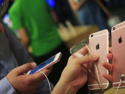 Una cliente observa un iPhone 6 en una tienda Apple en Pek&iacute;n, China hoy, 17 de junio de 2016. Las autoridades chinas han ordenado al gigante tecnol&oacute;gico dejar de vender dos de sus &uacute;ltimos modelos de iPhone en Pek&iacute;n por una demanda de violaci&oacute;n de patentes. 