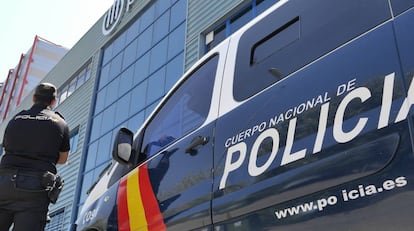 Un agente de la Policía Nacional, en Sevilla.