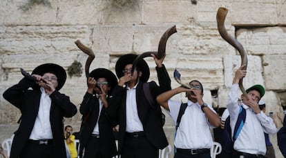 Ultraortodoxos tocam o ‘shofar’ em frente ao Muro das Lamentações, às vésperas do Ano Novo judaico