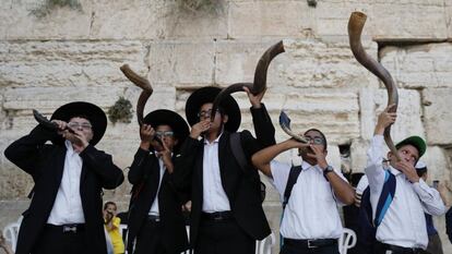 Varios ultraortodoxos tocan el shofar ante el Muro de las Lamentaciones en v&iacute;speras del A&ntilde;o Nuevo Jud&iacute;o.