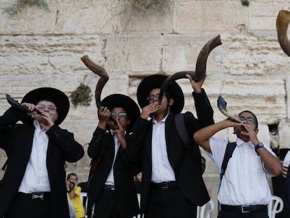 Varios ultraortodoxos tocan el shofar ante el Muro de las Lamentaciones en v&iacute;speras del A&ntilde;o Nuevo Jud&iacute;o.