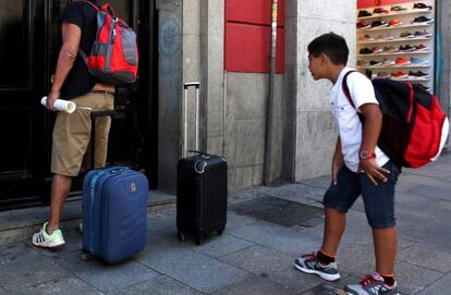 Unos turistas entran en unos pisos turísticos en una imagen de archivo.