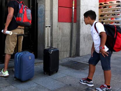 Unos turistas entran en unos pisos turísticos en una imagen de archivo.