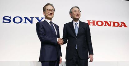 A la izquierda, el consejero delegado de Sony, Kenichiro Yoshida, da la mano al consejero delegado de Honda Motor, Toshihiro Mibe.