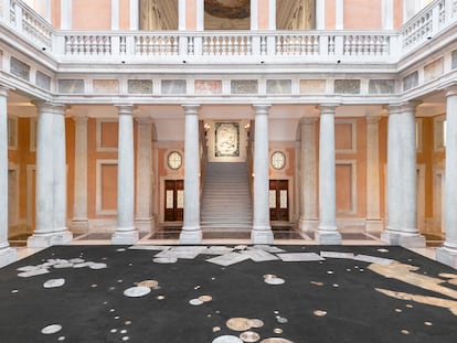 'Hors-sol' (2025), instalación de Tatiana Trouvé en el Palazzo Grassi de Venecia.