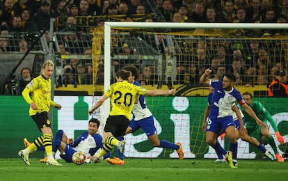 Sabitzer marca para el Dortmund frente al Atlético de Madrid.