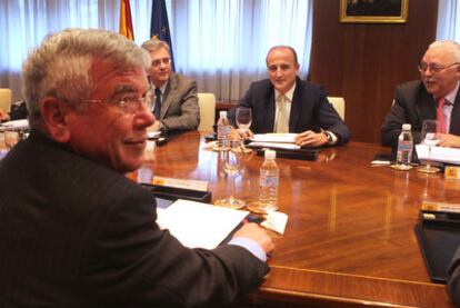 El ministro Miguel Sebastián (centro) y el presidente de la FEMP, Pedro Castro (delante), en la reunión.