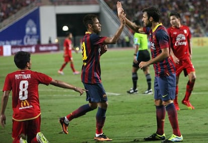 Neymar y Cesc chocan la mano durante el partido contra Tailandia.