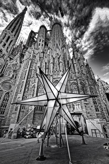 La estrella de María, que culmina su torre, en el patio de obras, en 2021, antes de ser colocada para brillar a 138 metros de altura. La figura pesa 5,5 toneladas y en la imagen tiene el templo de fondo.