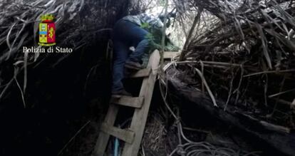 Fotograma de un vídeo divulgado por la policía italiana que muestra el momento del arresto de dos jefes de la Ndrangheta.