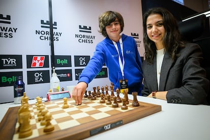 Sara Khadem -junto a Iago Álvarez, del equipo Dominicas de Oviedo, ganador del torneo Pequeños Gigantes- al inico de la 4ª ronda, este jueves en Stavanger