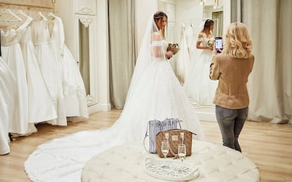 Una novia se prueba un traje de ceremonia en una tienda de Barcelona.
