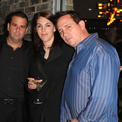 Megan Ellison, rodeada por dos colegas productores: Randall Emmett y Brandon Grimes.