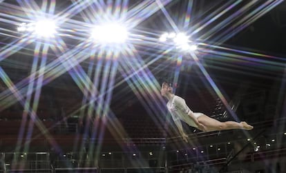 Una atleta china en las barras asimétricas durante una sesión previa a los Juegos Olímpicos de Río, en Río de Janeiro.